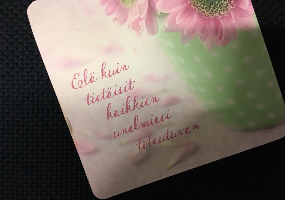 Kortti, jossa lukee: ”Elä kuin tietäisit kaikkien unelmiesi toteutuvan”.