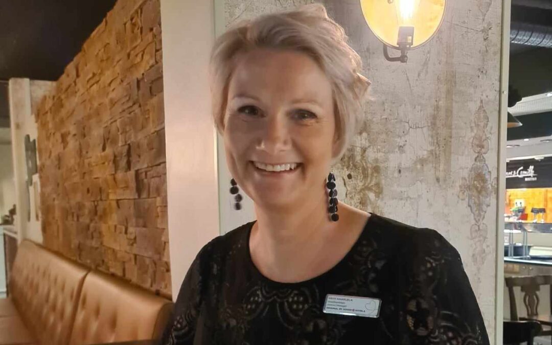 Hotellinjohtaja Päivi Kaarlela Original Sokos Hotel Arinasta hymyilee ja kertoo, miten onnellistaminen näkyy arjessa ja yrityskulttuurissa.